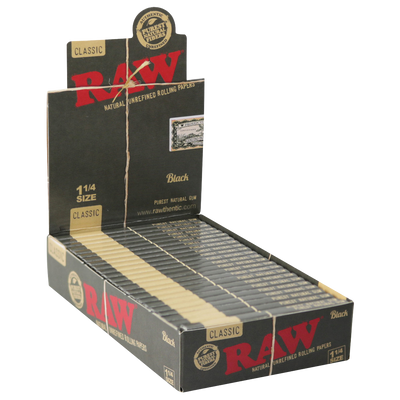 RAW Black Classic Rolling Papers | 1 1/4"